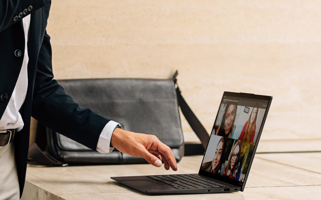【新聞照片3】Lenovo ThinkPad筆電擁有經久耐用和高效能的優勢，為商務菁英不可或缺的首選。