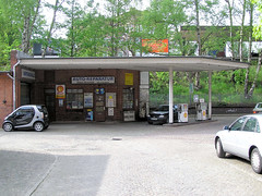 P4260049 Wartungshalle und Tankstelle im Hinterhof an der Schlankreye in Hamburg Havestehude. (2004)