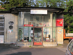 P4300043 Verglaster Verkaufsraum einer ehemaligen Tankstelle in der Langenhorner Chaussee in Hamburg Langenhorn. (2004)