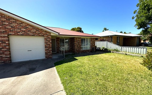 4/3A Sam Pl, Young NSW 2594