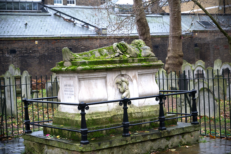 DSC_3970 John Bunyan Pilgrims Progress Tomb Bunhill Fields Nonconformist Dissidents Cemetery City Road London<br/>© <a href="https://flickr.com/people/41087279@N00" target="_blank" rel="nofollow">41087279@N00</a> (<a href="https://flickr.com/photo.gne?id=53418270854" target="_blank" rel="nofollow">Flickr</a>)