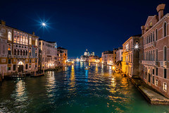 Venedig - Kanal Grande mit der Basilica Santa Maria della Salute bei Nacht