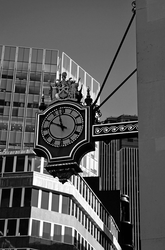 Threadneedle Street clock<br/>© <a href="https://flickr.com/people/29057345@N04" target="_blank" rel="nofollow">29057345@N04</a> (<a href="https://flickr.com/photo.gne?id=53457630670" target="_blank" rel="nofollow">Flickr</a>)