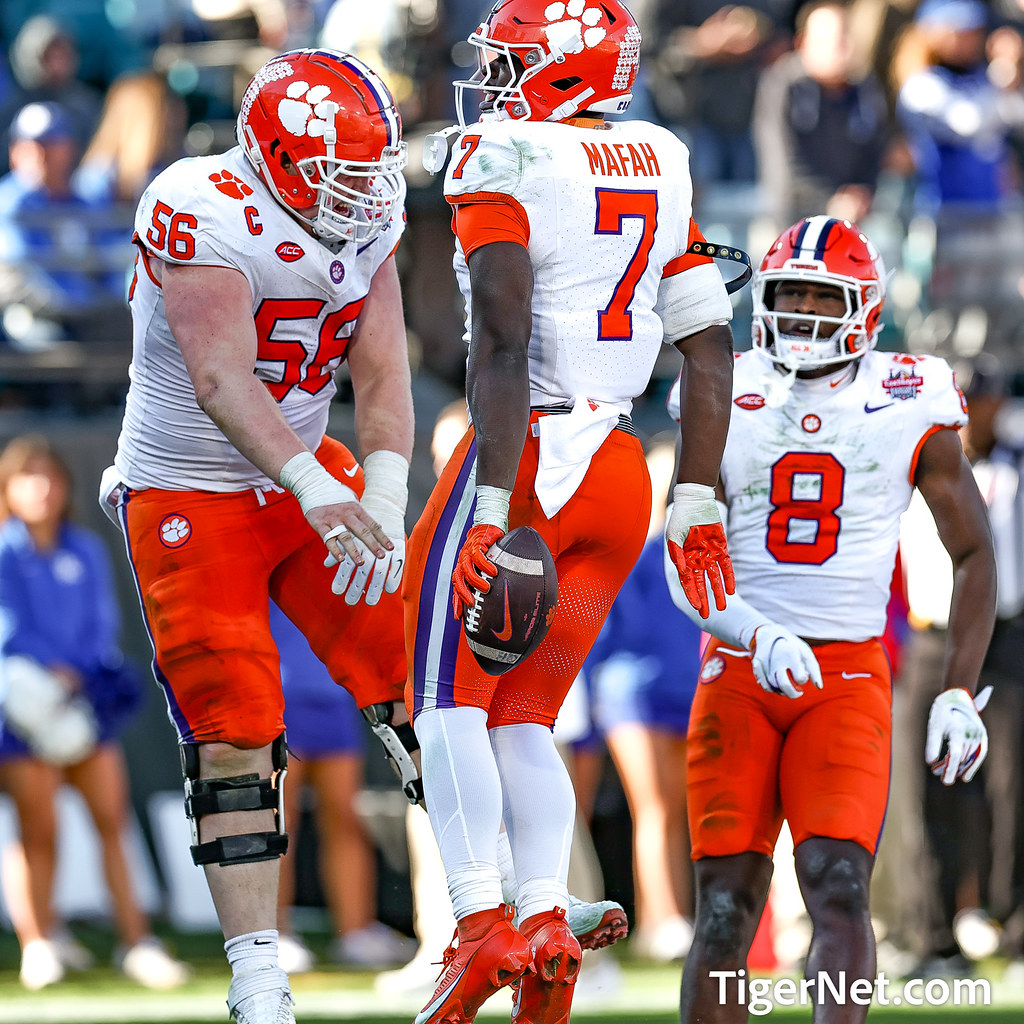 Clemson Football Photo of kentucky and Phil Mafah and Will Putnam