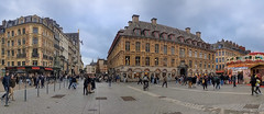 Place de Théâtre panorama<br/>© <a href="https://flickr.com/people/111314495@N05" target="_blank" rel="nofollow">111314495@N05</a> (<a href="https://flickr.com/photo.gne?id=53461015397" target="_blank" rel="nofollow">Flickr</a>)
