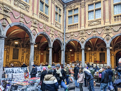 Bourse courtyard becomes a book market once a week<br/>© <a href="https://flickr.com/people/111314495@N05" target="_blank" rel="nofollow">111314495@N05</a> (<a href="https://flickr.com/photo.gne?id=53462349020" target="_blank" rel="nofollow">Flickr</a>)