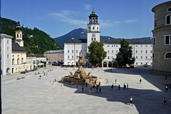 Residenzplatz mit Residenzbrunnen in Salzburg