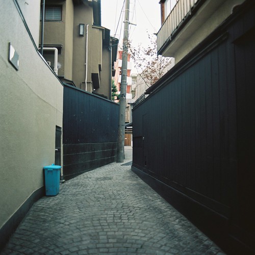 Zenza BRONICA S2+Nikkor-O 50mm f2.8+Kodak Portra400神楽坂三丁目かくれんぼ横丁.