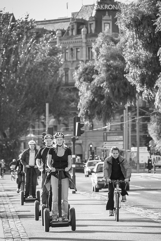 20240126_F0001: Segways in the city<br/>© <a href="https://flickr.com/people/47061356@N02" target="_blank" rel="nofollow">47061356@N02</a> (<a href="https://flickr.com/photo.gne?id=53487967057" target="_blank" rel="nofollow">Flickr</a>)
