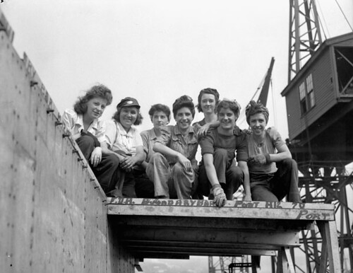 Workers at Halifax Shipyards, Halifax, Nova Scotia / Ouvrières d’un chantier naval à Halifax (Nouvelle-Écosse)