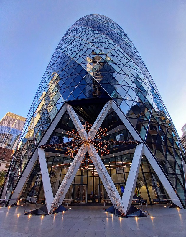 St Mary Axe<br/>© <a href="https://flickr.com/people/29057345@N04" target="_blank" rel="nofollow">29057345@N04</a> (<a href="https://flickr.com/photo.gne?id=53492300132" target="_blank" rel="nofollow">Flickr</a>)