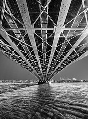 Brückenarchitektur In Monochrome