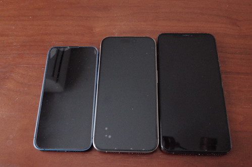 220Ricoh GRⅡ iPhone 13 mini、iPhone15Pro、iPhone XS MAX大きさ比較.