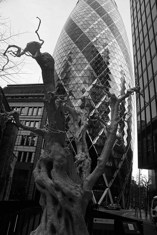 Gherkin (Swiss EE Building and Summer Moon, Ugo Rondinone (Sculptor), Sculpture in the City, Undershaft, City of London, EC3A 8AH (2)<br/>© <a href="https://flickr.com/people/38298328@N08" target="_blank" rel="nofollow">38298328@N08</a> (<a href="https://flickr.com/photo.gne?id=53507903116" target="_blank" rel="nofollow">Flickr</a>)