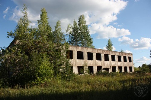 Недостроенное и заброшенное промышленное здание