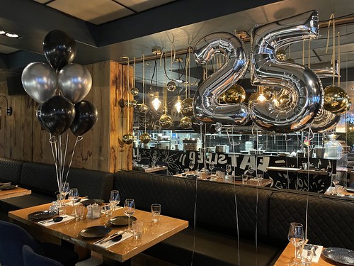 Foilballoon Number 25 Table Decoration 6 balloons Birthday The Oyster Club Rotterdam