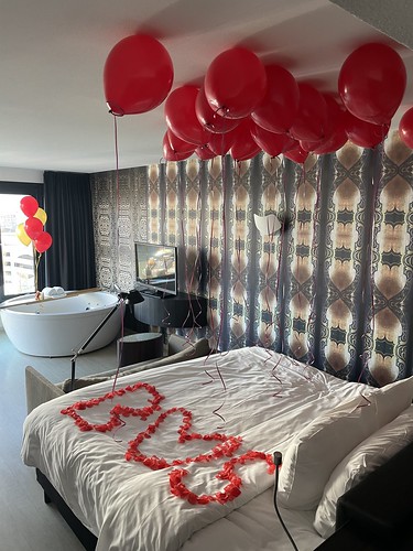 Heliumballonnen Tafeldecoratie 5 ballonnen Huwelijksaanzoek Waterfront Spa Kamer Mainport Hotel Rotterdam
