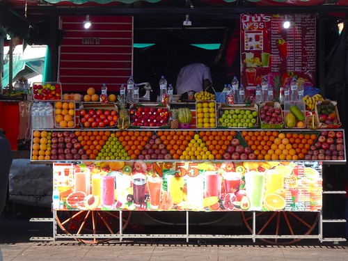 Fruit stand on Jemaa el-Fnaa market square, Marrakesh (مراكش), Kingdom of Morocco (المملكة المغربية)