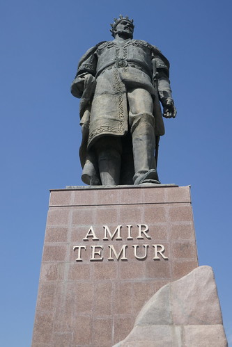 Dans le parc, statue monumentale de Tamerlan (1336(1405), 2003, Ak Sarai, Chakhrisabz, province de Kachkadaria, Ouzbékistan.