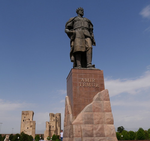 Dans le parc, statue monumentale de Tamerlan (1336(1405), 2003, Ak Sarai, Chakhrisabz, province de Kachkadaria, Ouzbékistan.