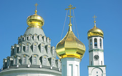Golden Cupolas of Resurrection Cathedral (left and right) of Church of the Three Holy Hierarchs (in the middle), Resurrection New Jerusalem Monastery since 1666 (NovoYerusalimsky/Voskresensky), Istra Town, Istrinsky District, Moscow region, Russia.