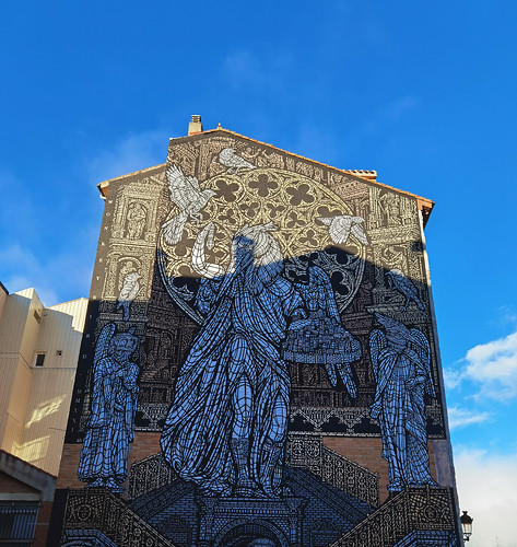 Mural con simbología sacra en edificio junto a la Catedral de Burgos