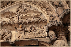 Dans les baies du portail sud de la  cathédrale Notre-Dame de Chartres, Eure-et-Loire, France