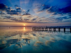 ein sehr schöner Sonnenaufgang bei ganz ruhiger See in Travemünde