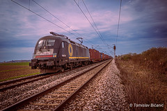 Transagent 182 518 sa kontejnerskim teretnim vlakom pred ulaznim signalom u kolodvor Donji Andrijevci (16.3.2024.)