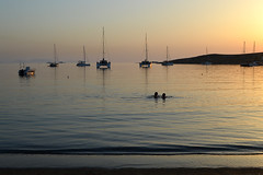 Il bagno al tramonto sulla spiaggia di Livadia, a Paroikia, sull'isola di Paros, Explore Mar 18, 2024 #392
