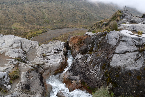 29321: Waterfall and landscape in the páramo