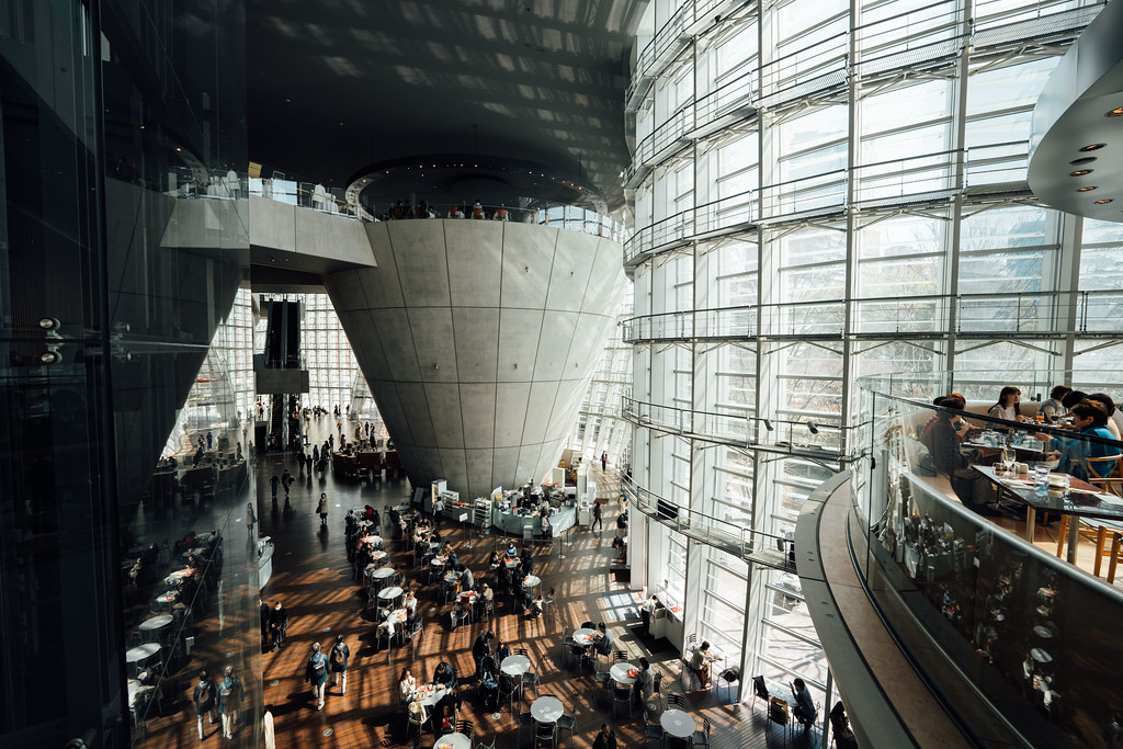 東京攝影景點｜壯觀的玻璃建築，在午後欣賞陽光灑入，在美術館享受下午茶，東京國立新美術館