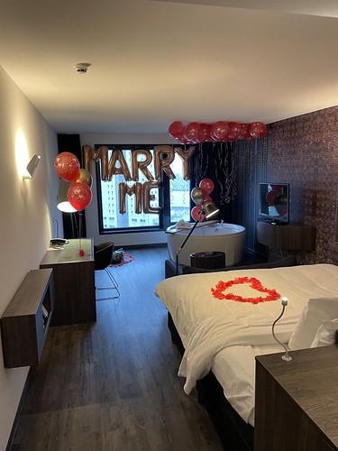 Helium Balloons Foilballoon Letters Marry Me Table Decoration 3 balloons rose petals Marriage Proposal Waterfront Spa Room Mainport Hotel Rotterdam