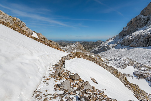 Pala de nieve en la subida al Refugio - Casetón de Ándara.