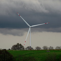Windrad im Sturm - Wind turbine in the storm