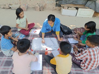 Blue Pen’s volunteer Krishna taught division to fourth grade students at Ashok Nagar slums, today 7th Mar,24.