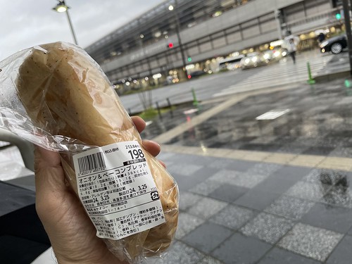ヤオコーのパンを京都駅前で食す
