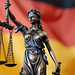 Justitia vor Deutschlandflagge