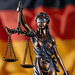 Justitia vor Deutschlandfahne