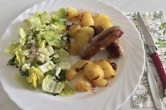 Röstkartoffeln mit Bratwurst und Salat...