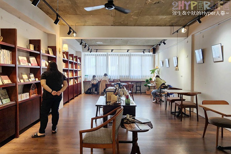 喫茶月滿│舊城區裡結合書房空間的日式咖啡店，氛圍充滿閑靜感，咖啡表現優還有好吃布丁！ @強生與小吠的Hyper人蔘~