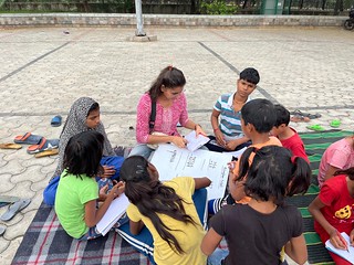 Blue pen’s Volunteer Pragya teaching English sentence formation to 6th and 7th grade students in Munirka slum, on 14th April’24.