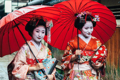 Deux geishas marchant dans les rues de Kyoto
