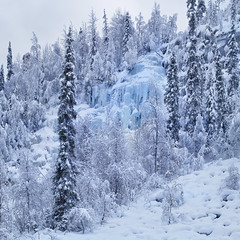 The spring water gives the Mammuttiputous icefall its sheer blue color