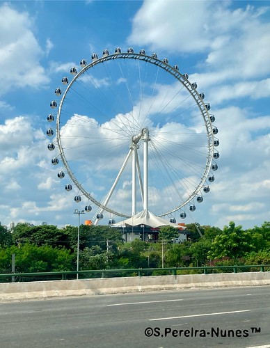 Giant "observation wheel" in Parque Portinari in the South Side of S?o Paulo, Brazil.  Roda Gigante