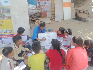At Ashok Nagar center today, Blue Pen’s Volunteer Coordinator Manju taught Hindi ( ekvachan and bahuvachan) to third grade slum students, today 21st April,24