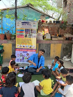 Blue pen’s Volunteer shiv teaching basic hindi to 1st grade students in Munirka slum on 21st April’24.