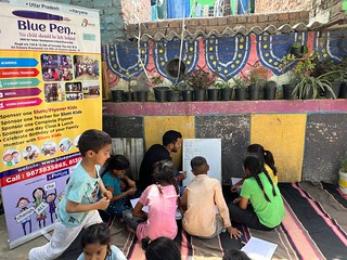 Blue pen’s Volunteer Pragya teaching basic English grammar to 5th grade students in Munirka slum on 21st April’24.