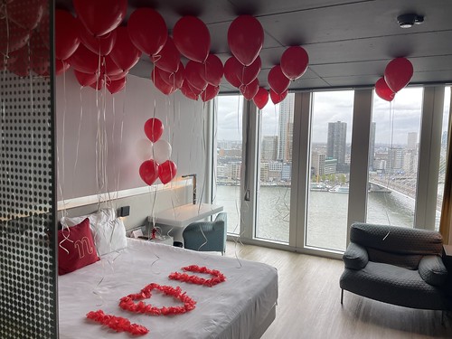 Tafeldecoratie 6ballonnen Heliumballonnen en I Love You van Rozenblaadjes Huwelijksaanzoek Premium Room with Skyline View NHOW Hotel Rotterdam