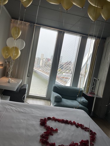 Table Decoration 6 balloons Helium Balloons en Hart of rose petals Marriage Proposal Premium Room with Skyline View NHOW Hotel Rotterdam
